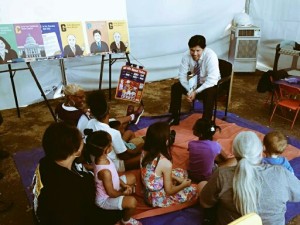 Senator Kevin de Leon speaks to children in a pop-up classroom outside the Capitol